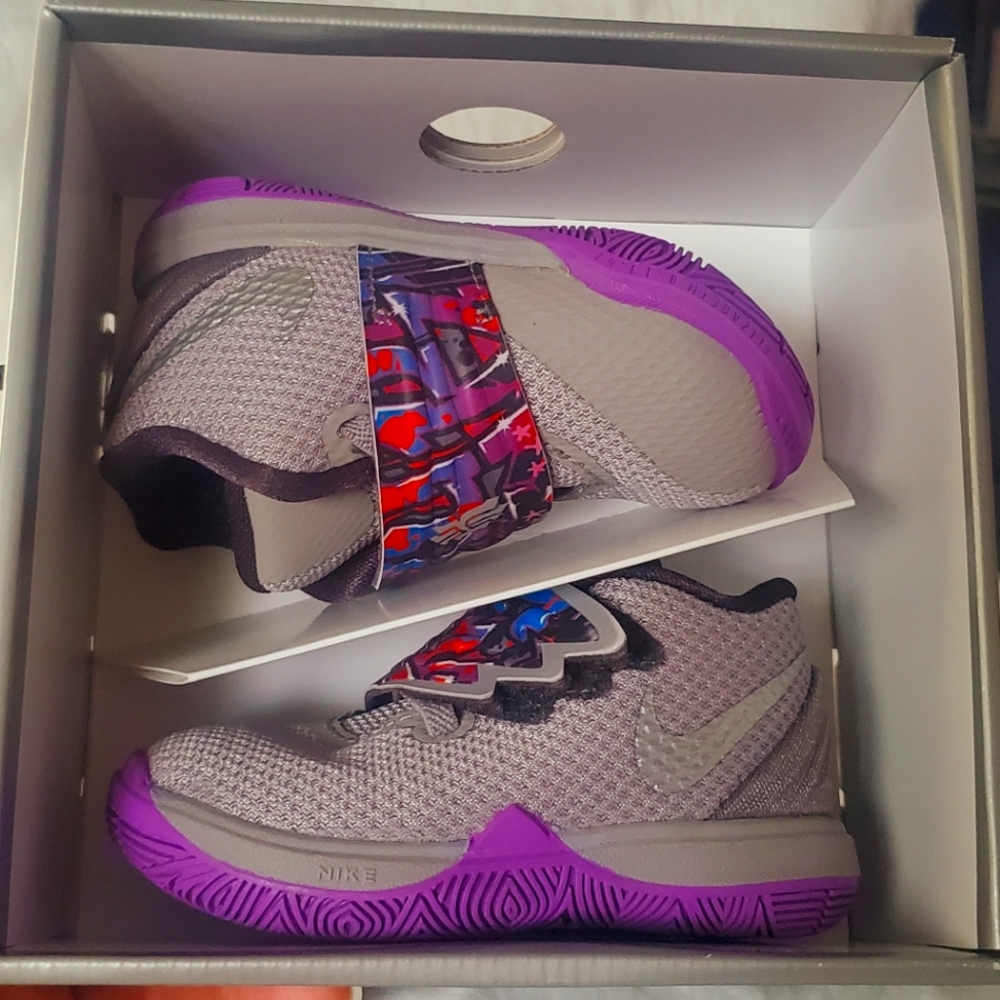 Nike Kyrie 5 Shoes in Atmosphere Grey/Multicolor